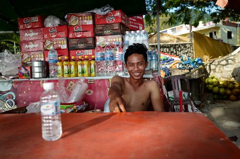 jeune cambodgien et sa boutique